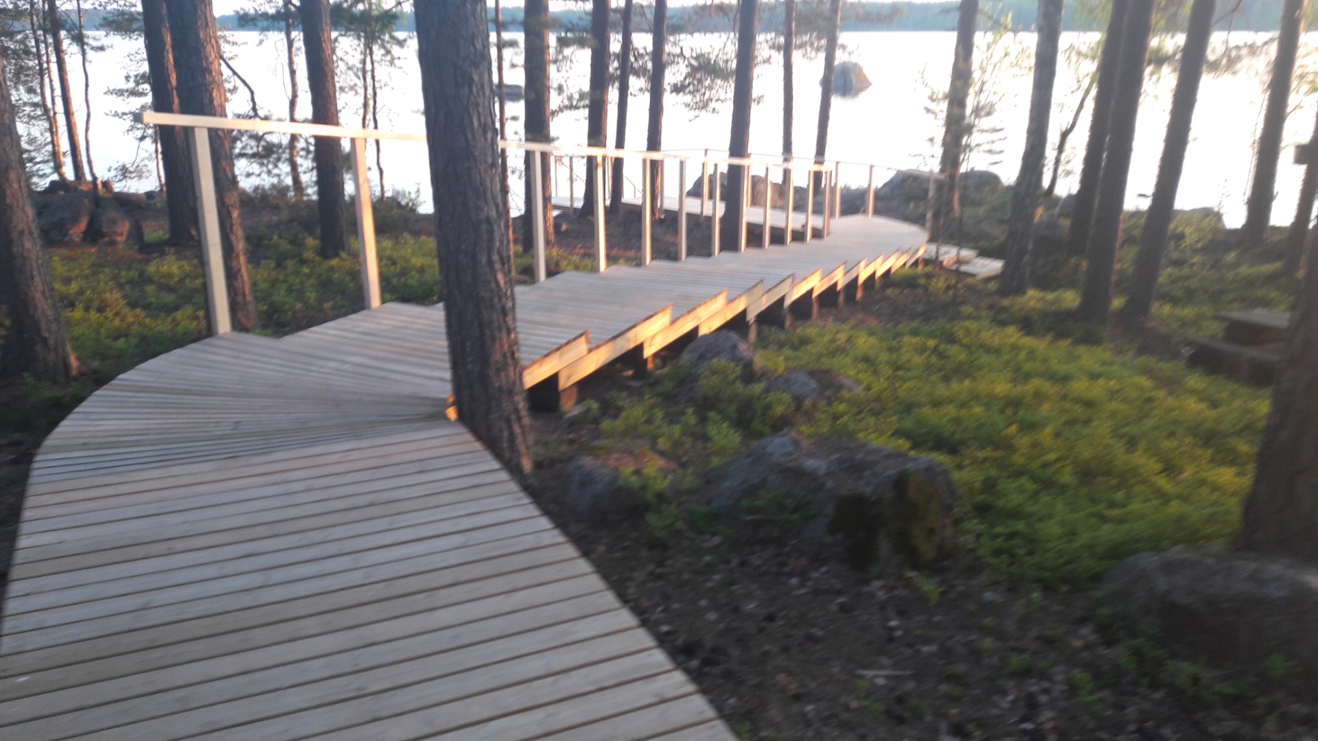 Portaat saunalta rantaan